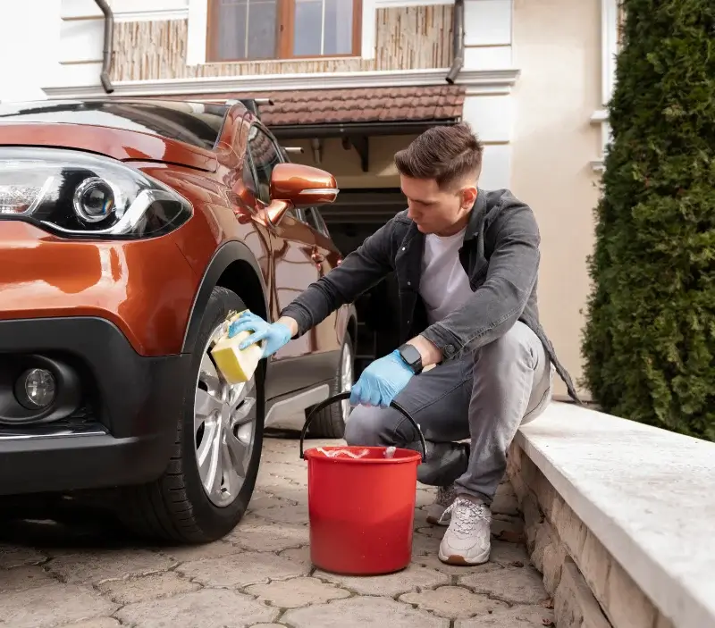 Lavage auto à domicile Saint-Couat-d'Aude : professionnel intervenant sur un véhicule